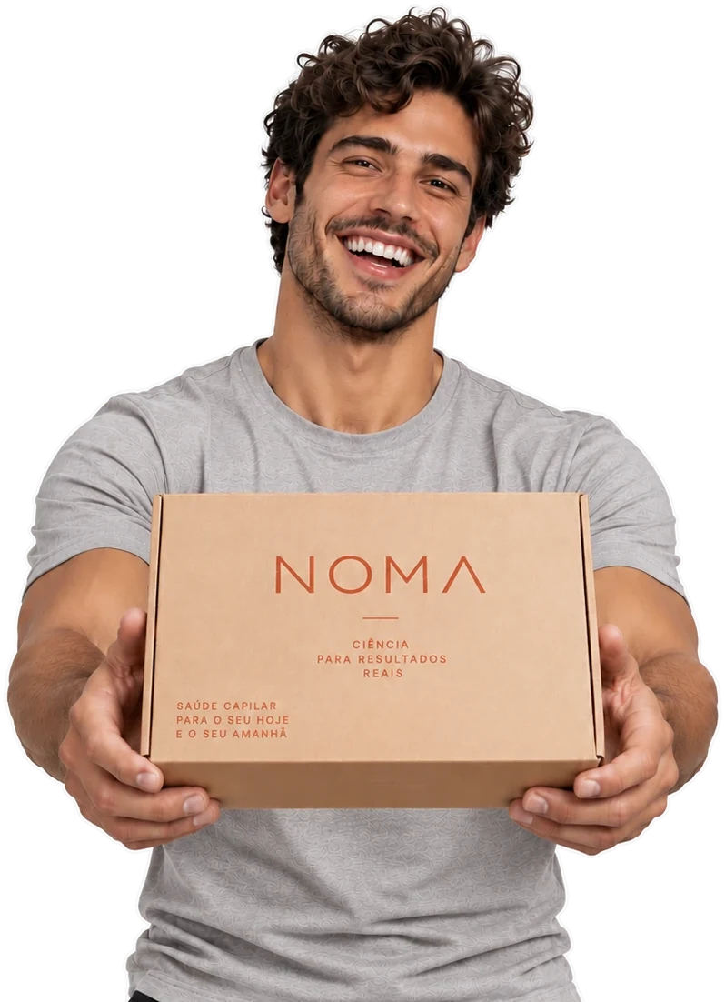 Homem sorrindo e estendendo a caixa NOMA