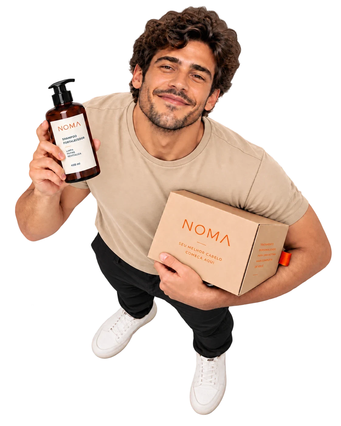 Homem de camiseta bege e calça preta olhando para a câmera, segurando o shampoo fortalecedor NOMA e a caixa do tratamento personalizado